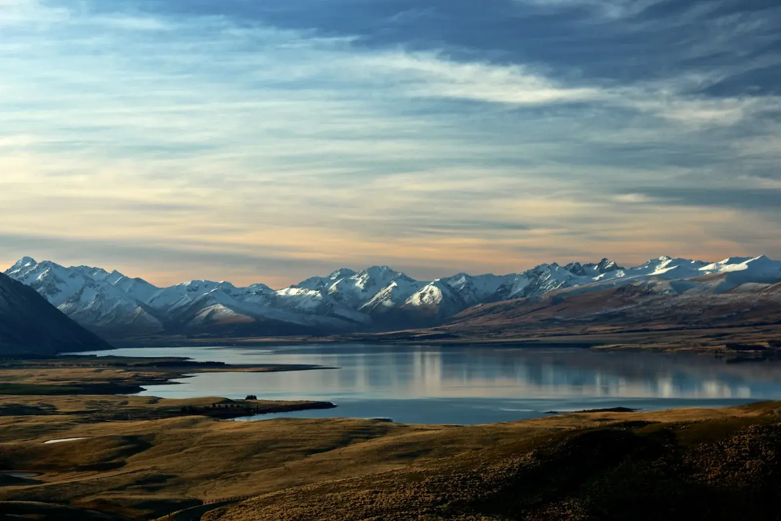 Stille fjordlandskap med speilblankt vann og fjell